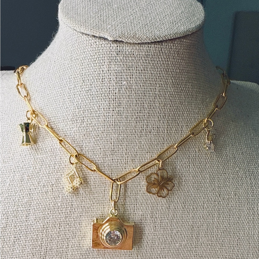Debi Tirar más Fotos Gold Plated Charm Necklace